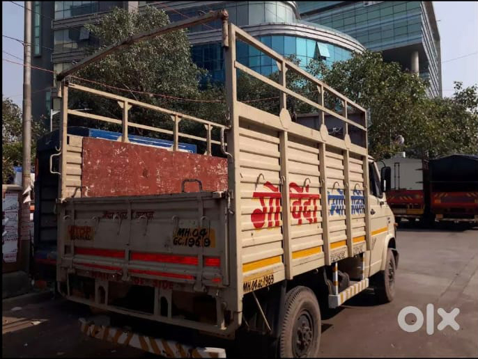Tempo carrying goods for transport